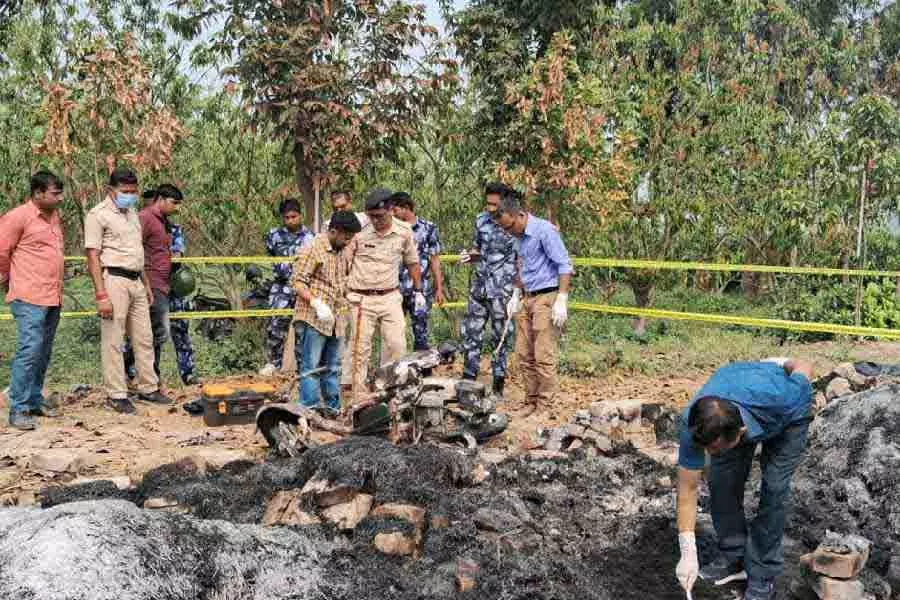 Dinajpur में मनीलेंडर की हत्या के लिए पुलिस ने की दूसरी गिरफ्तारी Dinajpur में मनीलेंडर की हत्या के लिए पुलिस ने की दूसरी गिरफ्तारी