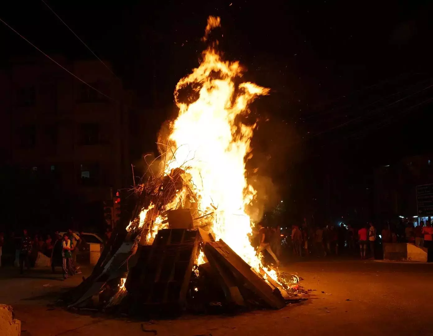 Holika Dahan 2025 पर धन प्राप्ति के अचूक उपाय Holika Dahan 2025 पर धन प्राप्ति के अचूक उपाय