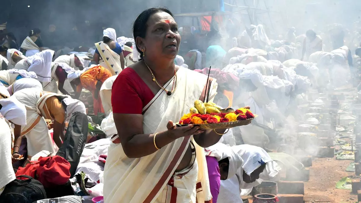 Thiruvananthapuram: पोंगाला के लिए अट्टुकल में मंदिर का चूल्हा जलते ही राजधानी दिव्य हो गई Thiruvananthapuram: पोंगाला के लिए अट्टुकल में मंदिर का चूल्हा जलते ही राजधानी दिव्य हो गई