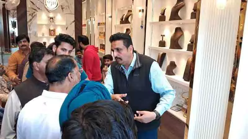 Punjab: जौहरी की जान पर बन आई जानलेवा कोशिश, पुलिस स्टेशन कुछ मीटर की दूरी पर Punjab: जौहरी की जान पर बन आई जानलेवा कोशिश, पुलिस स्टेशन कुछ मीटर की दूरी पर