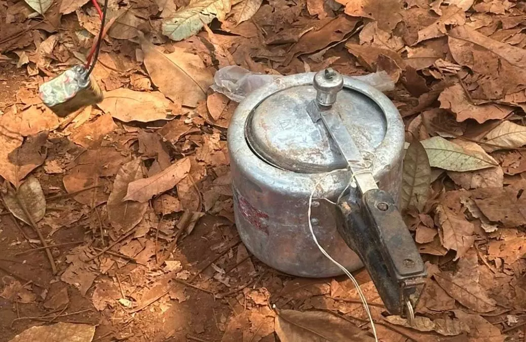 नारायणपुर में जवान बाल बाल बचे, प्रेशर कुकर बम बरामद नारायणपुर में जवान बाल बाल बचे, प्रेशर कुकर बम बरामद