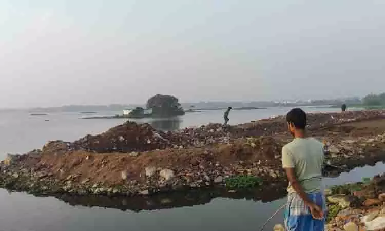 बाढ़ के डर से स्थानीय लोगों ने Madambakkam lake के पास आवासीय परियोजना रोकी बाढ़ के डर से स्थानीय लोगों ने Madambakkam lake के पास आवासीय परियोजना रोकी
