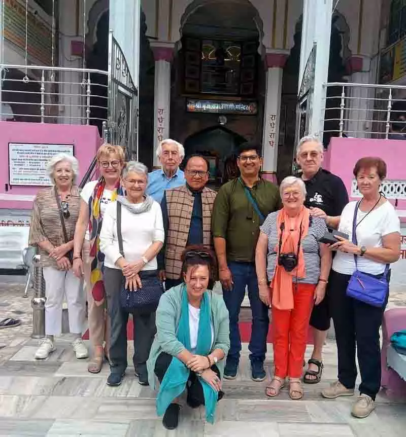 बेल्जियम के पर्यटकों के दल ने Nurpur के बृजराज स्वामी मंदिर का दौरा किया बेल्जियम के पर्यटकों के दल ने Nurpur के बृजराज स्वामी मंदिर का दौरा किया