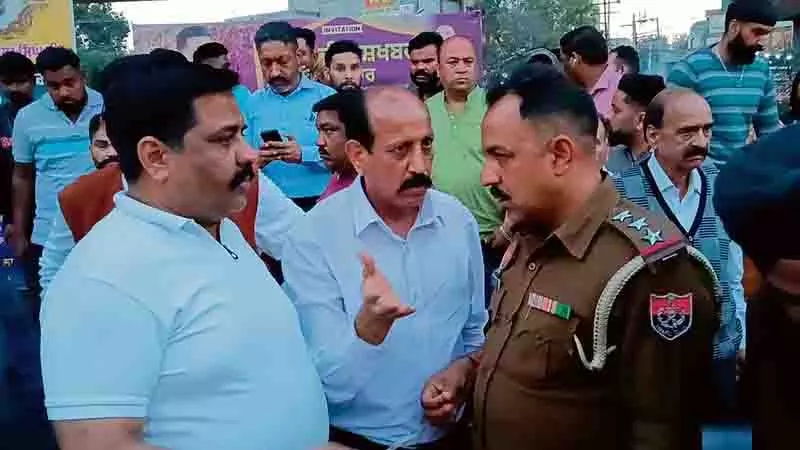 Jalandhar: धार्मिक आयोजन का फ्लेक्स बोर्ड फटा पाए जाने पर विरोध प्रदर्शन Jalandhar: धार्मिक आयोजन का फ्लेक्स बोर्ड फटा पाए जाने पर विरोध प्रदर्शन