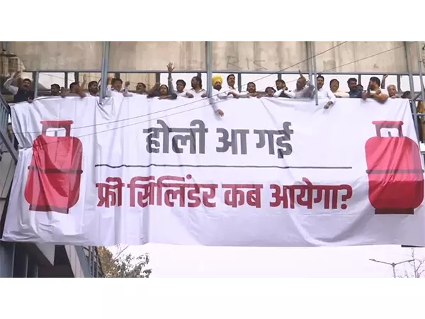 मुफ्त एलपीजी सिलेंडर के अधूरे वादे को लेकर आप ने भाजपा के खिलाफ दिल्ली के ITO पर किया प्रदर्शन मुफ्त एलपीजी सिलेंडर के अधूरे वादे को लेकर आप ने भाजपा के खिलाफ दिल्ली के ITO पर किया प्रदर्शन
