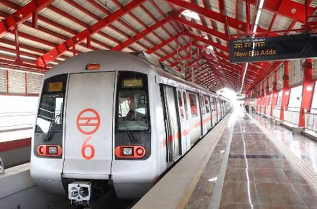 दिल्ली मेट्रो की रेड लाइन पर सेवाएं बहाल, केबल चोरी की वजह से लगा था ब्रेक दिल्ली मेट्रो की रेड लाइन पर सेवाएं बहाल, केबल चोरी की वजह से लगा था ब्रेक