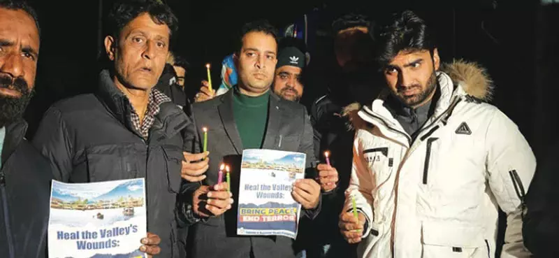 Kathua में युवकों की हत्या के विरोध में युवा कांग्रेस ने श्रीनगर में कैंडल मार्च निकाला Kathua में युवकों की हत्या के विरोध में युवा कांग्रेस ने श्रीनगर में कैंडल मार्च निकाला