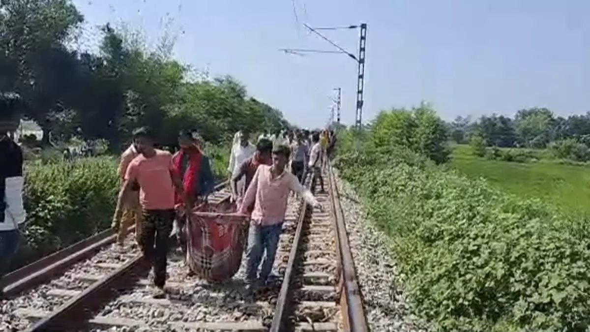 Rampur: दंपती अपने दो बच्चों संग ट्रेन के आगे कूदी , तीन की मौत एक घायल Rampur: दंपती अपने दो बच्चों संग ट्रेन के आगे कूदी , तीन की मौत एक घायल