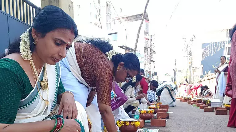 Thiruvananthapuram में अट्टुकल पोंगाला उत्सव की भक्तिमय शुरुआत Thiruvananthapuram में अट्टुकल पोंगाला उत्सव की भक्तिमय शुरुआत