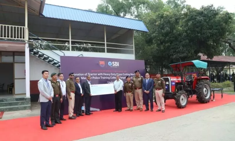 SBI गुवाहाटी ने मणिपुर पुलिस को ट्रैक्टर दान किया SBI गुवाहाटी ने मणिपुर पुलिस को ट्रैक्टर दान किया