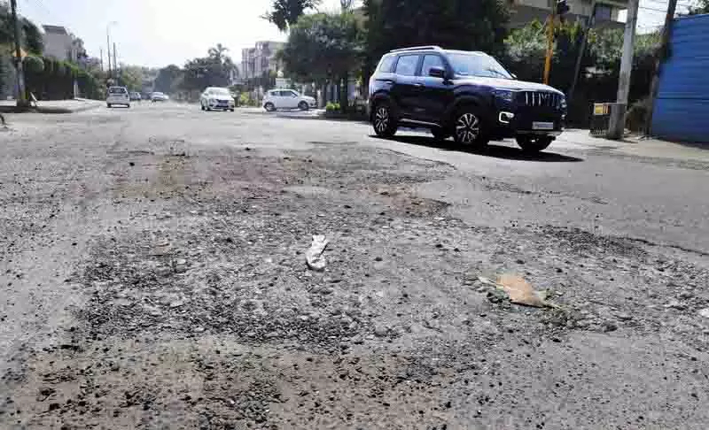 GTB नगर की सड़क खतरनाक हो गई, नगर निगम खर्राटे ले रहा GTB नगर की सड़क खतरनाक हो गई, नगर निगम खर्राटे ले रहा