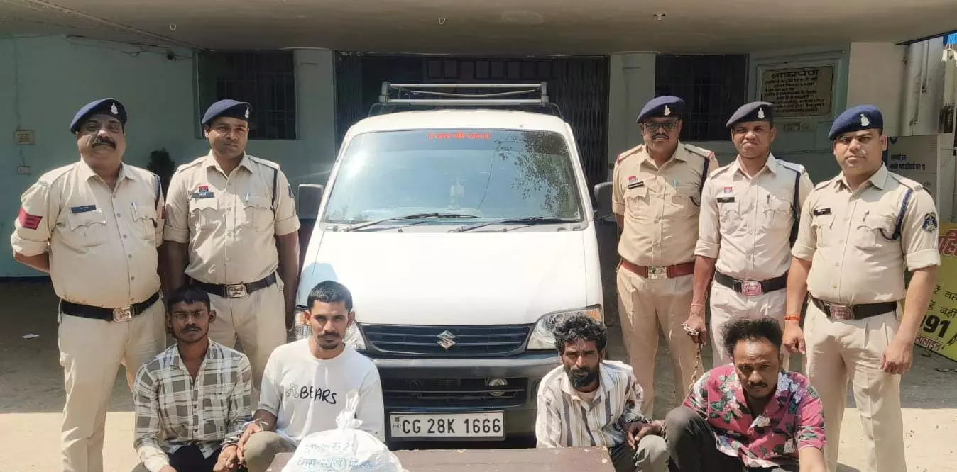 खेल मैदान में खड़ी कार से नशीली दवाई जब्त, चार सप्लायर गिरफ्तार खेल मैदान में खड़ी कार से नशीली दवाई जब्त, चार सप्लायर गिरफ्तार