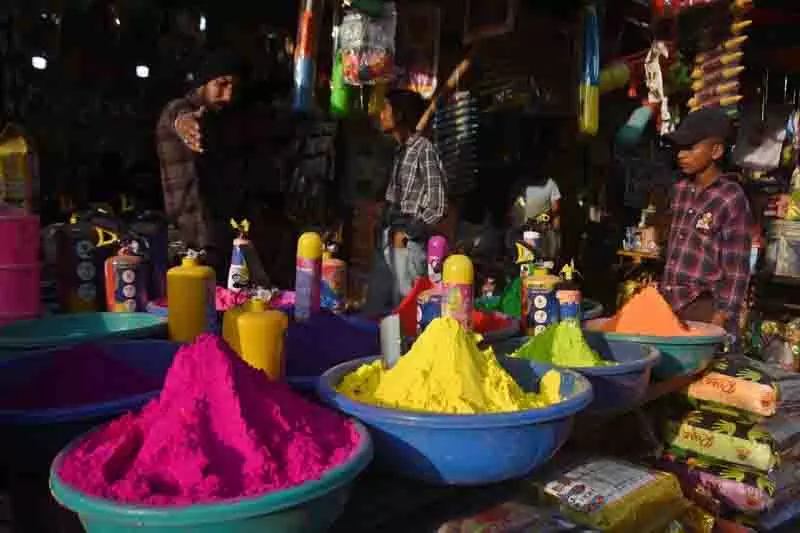 मंदिरों से लेकर रेस्तरां तक, शहर में Holi उत्सव की तैयारियां जोरों पर मंदिरों से लेकर रेस्तरां तक, शहर में Holi उत्सव की तैयारियां जोरों पर