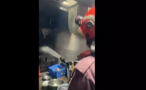 बिरयानी रेस्तरां में आग लगने से 6 लोग घायल, गैस लीक से हुई घटना बिरयानी रेस्तरां में आग लगने से 6 लोग घायल, गैस लीक से हुई घटना