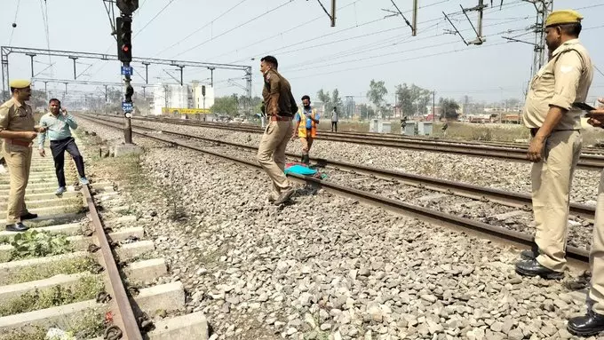 ट्रिपल सुसाइड रेल पटरी में, पति-पत्नी और बेटी के रूप में हुई शिनाख्त ट्रिपल सुसाइड रेल पटरी में, पति-पत्नी और बेटी के रूप में हुई शिनाख्त