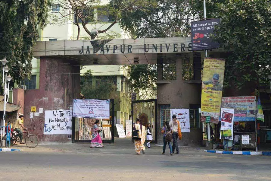 1 मार्च को कैंपस में हुई हिंसा के मामले में JU के पूर्व छात्र को सशर्त जमानत दी 1 मार्च को कैंपस में हुई हिंसा के मामले में JU के पूर्व छात्र को सशर्त जमानत दी