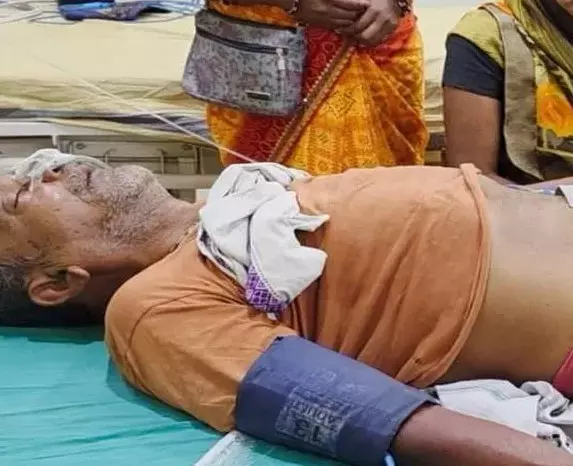तहसीलदार कर रहा था बदसलूकी, सामने किसान ने पी लिया जहर तहसीलदार कर रहा था बदसलूकी, सामने किसान ने पी लिया जहर