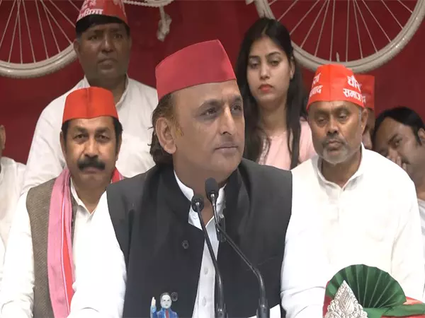 होली-नमाज़ विवाद पर सपा प्रमुख अखिलेश यादव ने सीएम योगी पर हमला बोला होली-नमाज़ विवाद पर सपा प्रमुख अखिलेश यादव ने सीएम योगी पर हमला बोला
