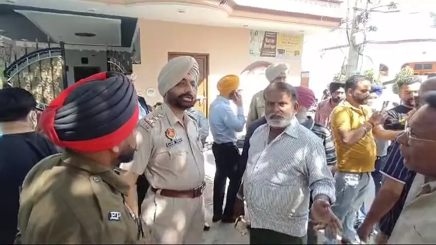 बर्फ बनाने वाली फैक्ट्री से गैस रिसाव, दहशत में लोग बर्फ बनाने वाली फैक्ट्री से गैस रिसाव, दहशत में लोग