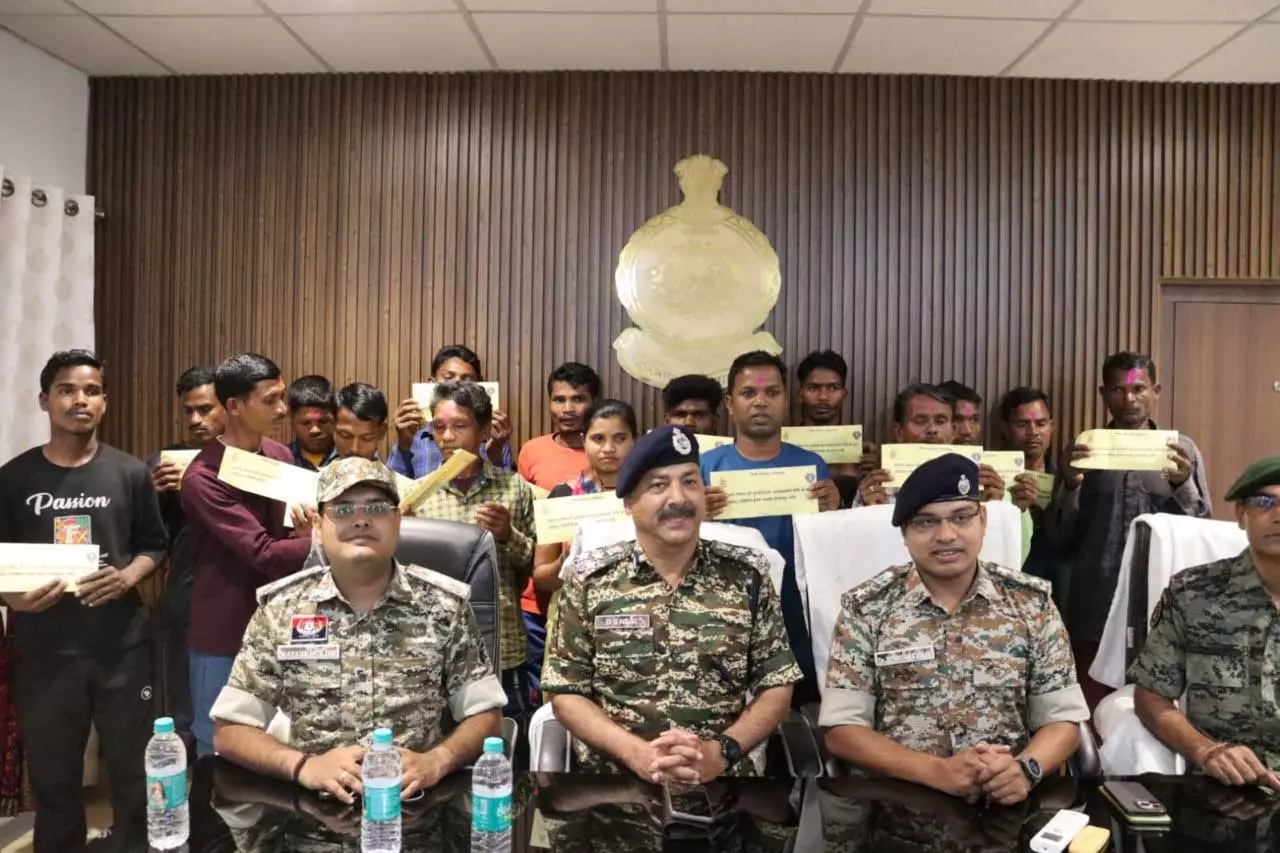 17 माओवादियों ने माओवादी विचारधारा से तौबा कर किया आत्मसमर्पण 17 माओवादियों ने माओवादी विचारधारा से तौबा कर किया आत्मसमर्पण