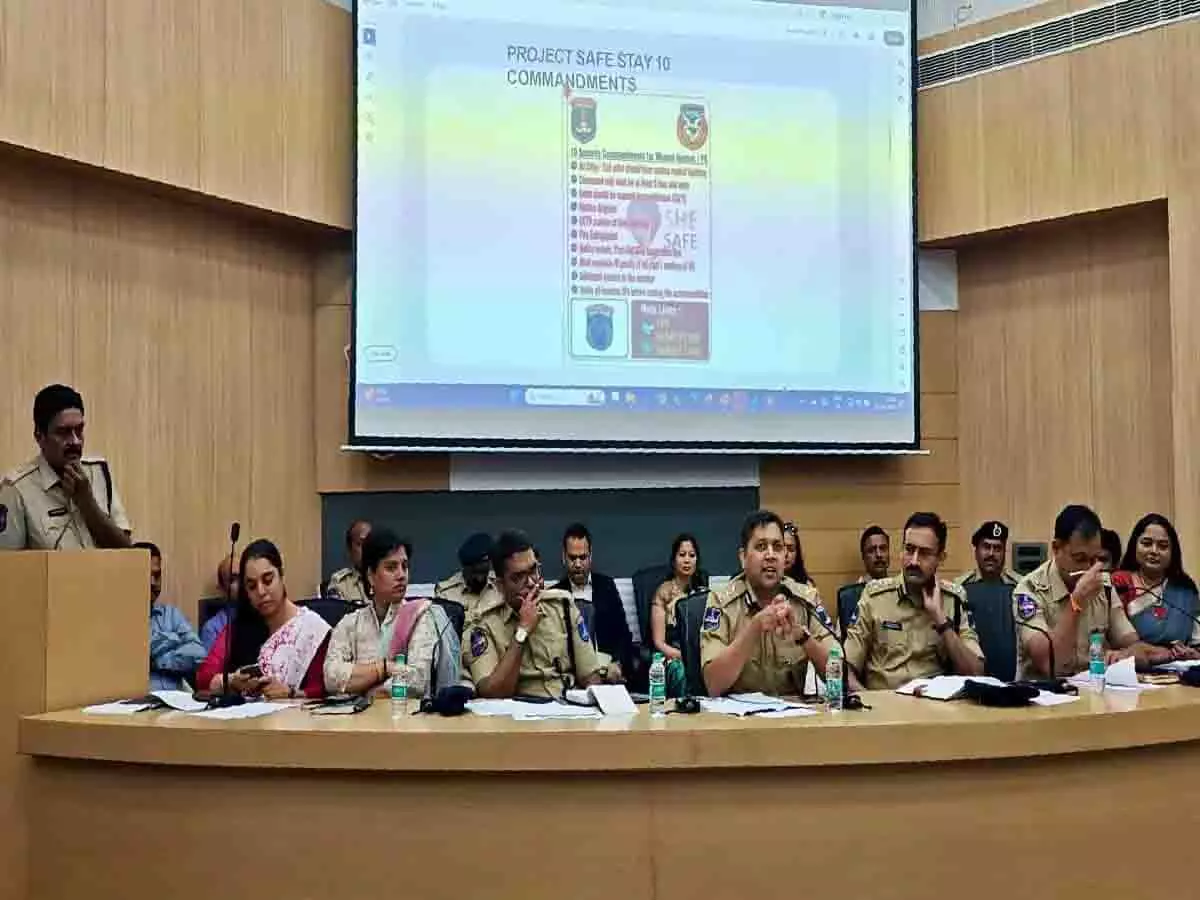 Cyberabad पुलिस आयुक्त ने छात्रावासों की सुरक्षा बढ़ाने का आह्वान किया Cyberabad पुलिस आयुक्त ने छात्रावासों की सुरक्षा बढ़ाने का आह्वान किया