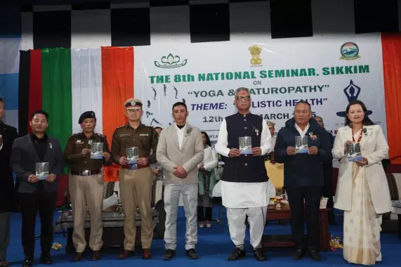 राज्यपाल ने रोंगली में ‘योग और प्राकृतिक चिकित्सा’ पर 8वें राष्ट्रीय सेमिनार में भाग लिया राज्यपाल ने रोंगली में ‘योग और प्राकृतिक चिकित्सा’ पर 8वें राष्ट्रीय सेमिनार में भाग लिया