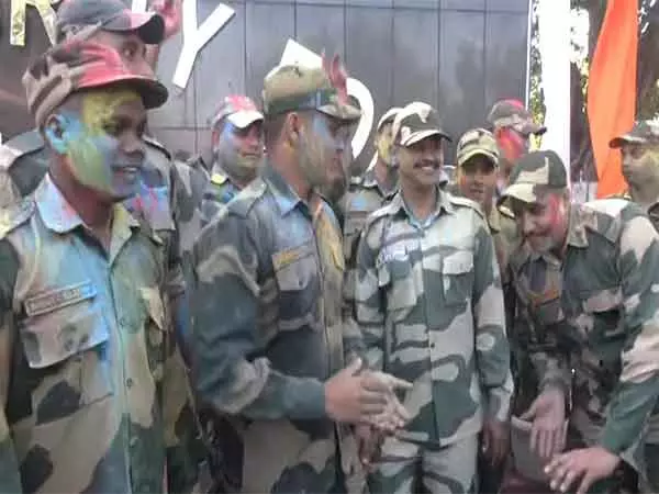 BSF पुरा में अंतरराष्ट्रीय सीमा के पास बीएसएफ जवानों ने मनाई होली BSF पुरा में अंतरराष्ट्रीय सीमा के पास बीएसएफ जवानों ने मनाई होली