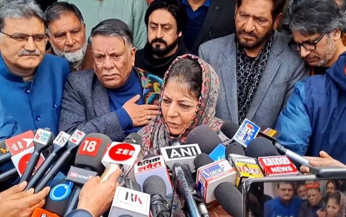 मुफ्ती ने मीरवाइज की पार्टी, JKIM पर प्रतिबंध को लेकर केंद्र की आलोचना की मुफ्ती ने मीरवाइज की पार्टी, JKIM पर प्रतिबंध को लेकर केंद्र की आलोचना की