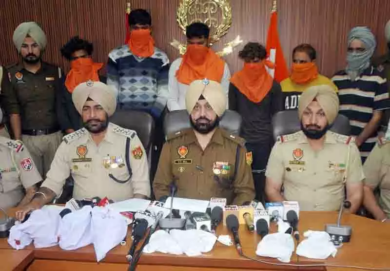 Amritsar में तीन विदेशी पिस्तौल के साथ चार गिरफ्तार Amritsar में तीन विदेशी पिस्तौल के साथ चार गिरफ्तार