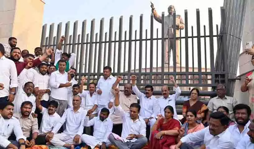 जगदीश रेड्डी के निलंबन के खिलाफ प्रदर्शन कर रहे BRS नेता हिरासत में लिए गए जगदीश रेड्डी के निलंबन के खिलाफ प्रदर्शन कर रहे BRS नेता हिरासत में लिए गए