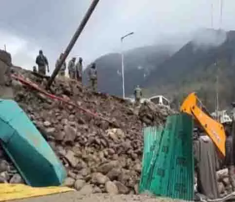 Pahalgam में भूस्खलन से तीन लोग घायल Pahalgam में भूस्खलन से तीन लोग घायल