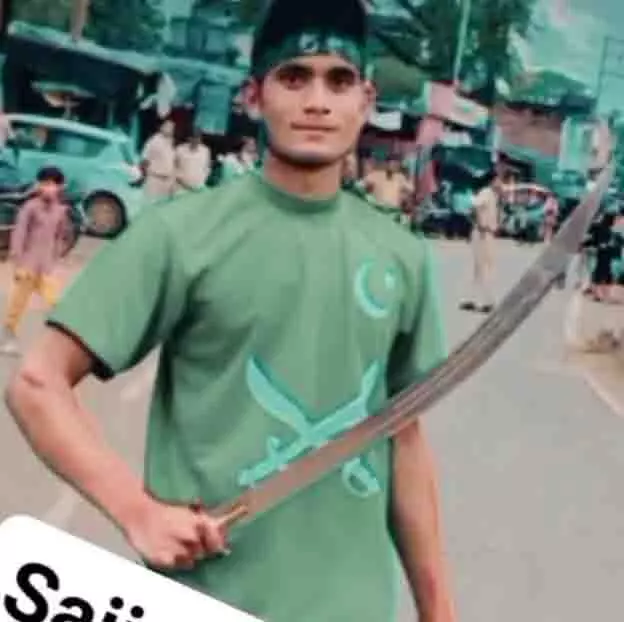 सोशल मीडिया पर कट्टरपंथी वीडियो वायरस, मंदिर के बाहर लहरा रहा था युवक तलवार, गिरफ्तार सोशल मीडिया पर कट्टरपंथी वीडियो वायरस, मंदिर के बाहर लहरा रहा था युवक तलवार, गिरफ्तार