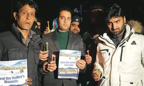 कठुआ में युवकों की हत्या के विरोध में युवा कांग्रेस ने श्रीनगर में कैंडल मार्च निकाला