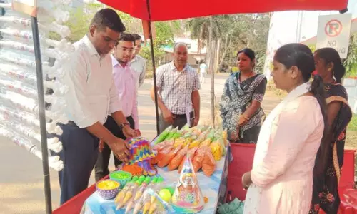 Jagdalpur: समूह की महिलाओं ने कलेक्ट्रेट परिसर में हर्बल गुलाल व होली सामग्री का स्टॉल लगाया Jagdalpur: समूह की महिलाओं ने कलेक्ट्रेट परिसर में हर्बल गुलाल व होली सामग्री का स्टॉल लगाया