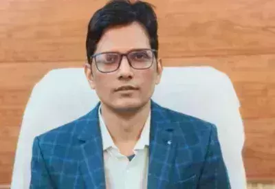 Ballia: जिला बेसिक शिक्षा अधिकारी ने होली से पहले दी खुशखबरी