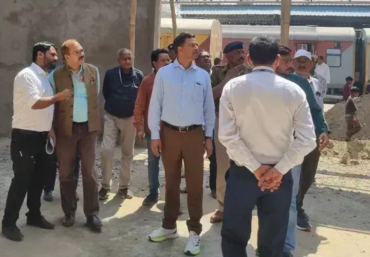Ballia: DRM ने बलिया रेलवे स्टेशन का निरीक्षण किया Ballia: DRM ने बलिया रेलवे स्टेशन का निरीक्षण किया