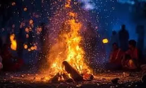 Holi 2025: होलिका दहन के समय करें इस चालीसा का पाठ, जीवन में बनी रहेगी सुख-समृद्धि Holi 2025: होलिका दहन के समय करें इस चालीसा का पाठ, जीवन में बनी रहेगी सुख-समृद्धि