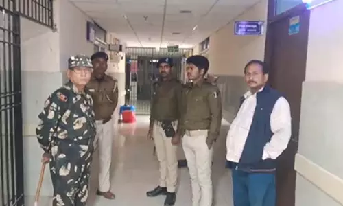 पुलिस अधिकारी की छापेमारी के दौरान हत्या