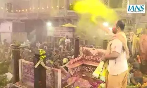 वृंदावन में होली का रंग : राधा वल्लभ मंदिर में उमड़ा भक्ति का सैलाब वृंदावन में होली का रंग : राधा वल्लभ मंदिर में उमड़ा भक्ति का सैलाब