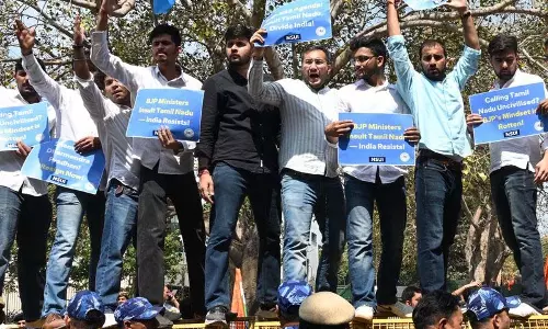 तमिलनाडु पर शिक्षा मंत्री की टिप्पणी के खिलाफ एनएसयूआई का विरोध प्रदर्शन तमिलनाडु पर शिक्षा मंत्री की टिप्पणी के खिलाफ एनएसयूआई का विरोध प्रदर्शन