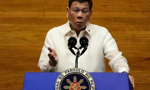 Philippines : जब एयरपोर्ट पर ही पूर्व राष्ट्रपति लगी हथकड़ी, जानें फिर क्या हुआ Philippines : जब एयरपोर्ट पर ही पूर्व राष्ट्रपति लगी हथकड़ी, जानें फिर क्या हुआ