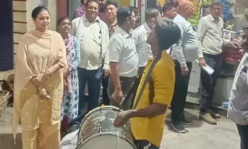 ढोल-ताशा बजाकर बकायादारों से वसूली, निगम कर्मी का अनोखा तरीका