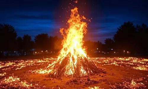 Holi: होली की अनोखी परंपरा, जहां प्रह्लाद की भक्ति में जलती आग के बीच सकुशल निकल जाता है पुजारी