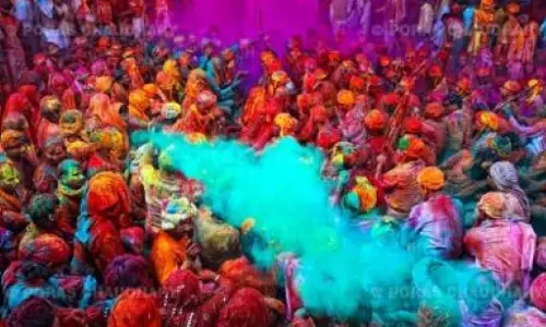 Holi Special जब नवाबों की महफिलों में बरसता था गुलाब जल और उड़ते थे रंग Holi Special जब नवाबों की महफिलों में बरसता था गुलाब जल और उड़ते थे रंग