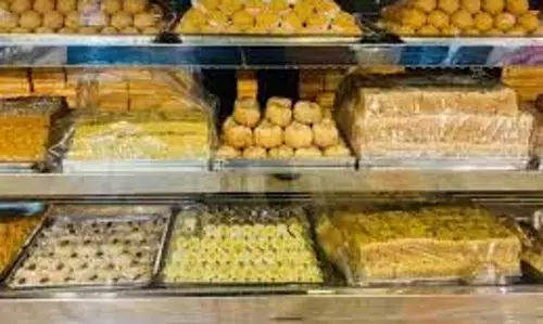 Indore News:   मिठाई और नमकीन दुकानों पर छापा, मौके पर दी गई जांच रिपोर्ट, हंगामा
