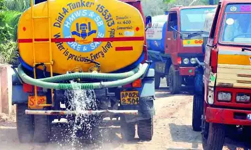 Hyderabad में पानी के टैंकर की मांग हिट रिकॉर्ड उच्च Hyderabad में पानी के टैंकर की मांग हिट रिकॉर्ड उच्च