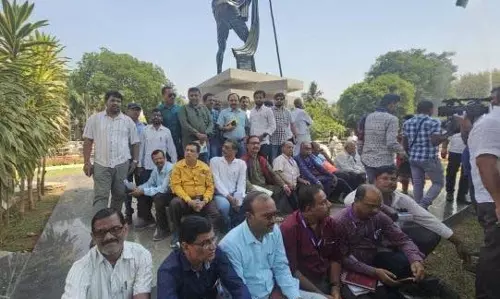 मोबाइल फोन प्रतिबंध के विरोध में पत्रकारों ने ओडिशा विधानसभा की कार्यवाही का बहिष्कार किया