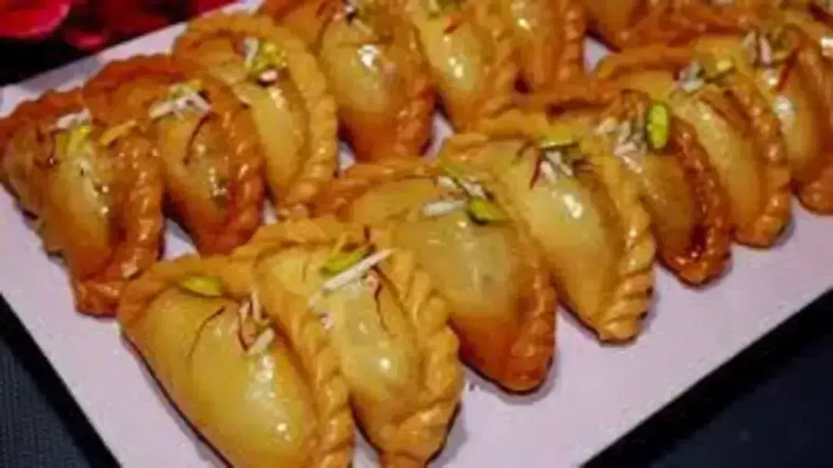 Shahi Mawa Gujiya होली पर यह मिठाई सबके लिए रहेगी शानदार Shahi Mawa Gujiya होली पर यह मिठाई सबके लिए रहेगी शानदार