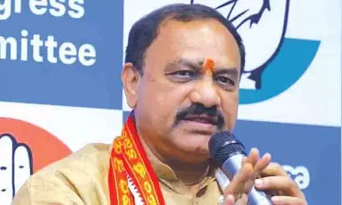 TPCC प्रमुख ने राजीव गांधी, टालि प्रतिमाओं पर KTR की साहस की