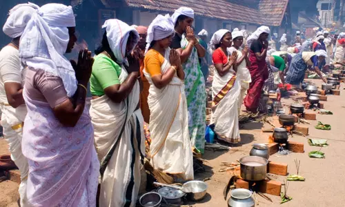 Kerala : पवित्र अनुष्ठान अट्टुकल पोंगाला के दौरान क्या होता Kerala : पवित्र अनुष्ठान अट्टुकल पोंगाला के दौरान क्या होता